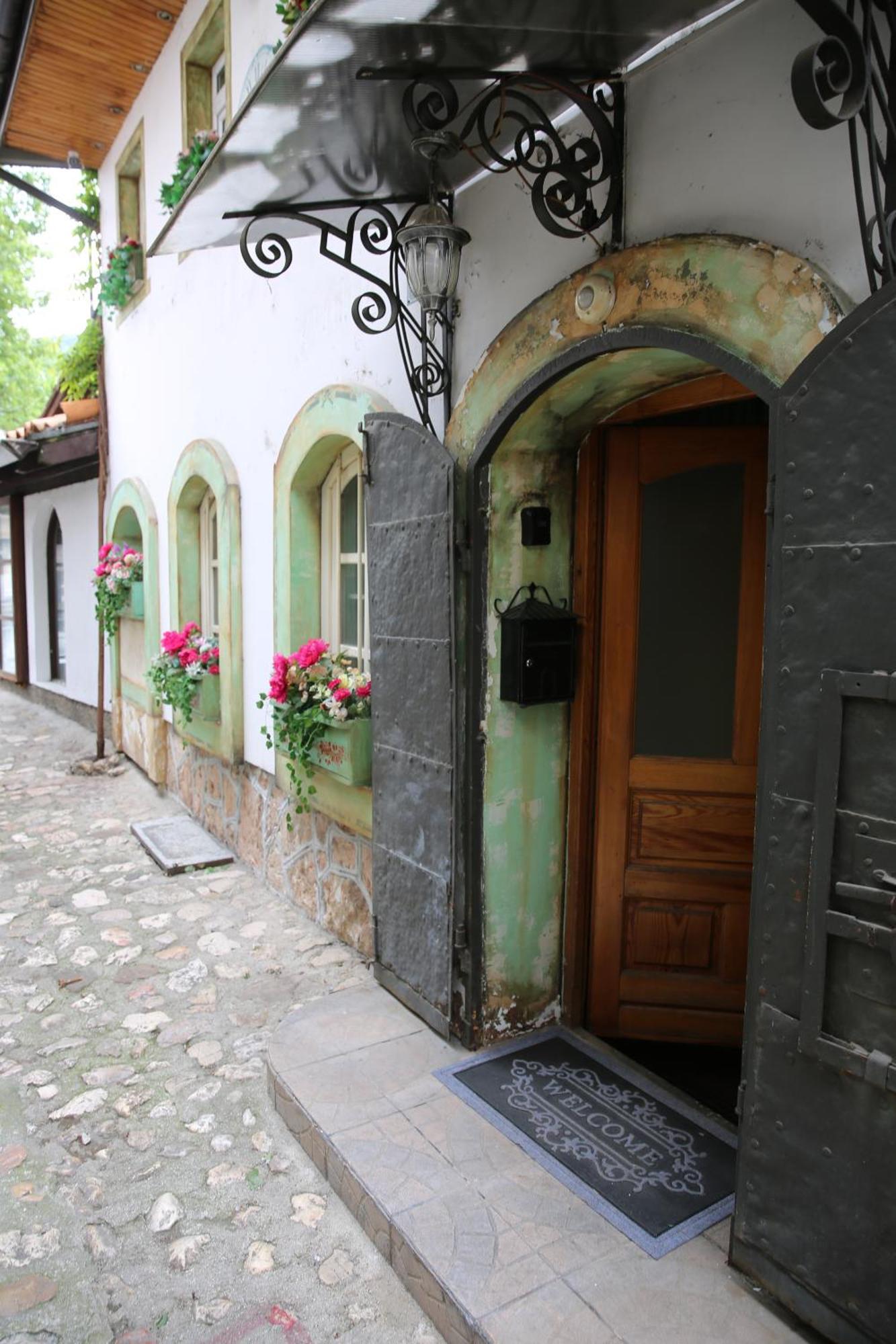 Guesthouse Nia Deluxe Sarajevo Exterior photo